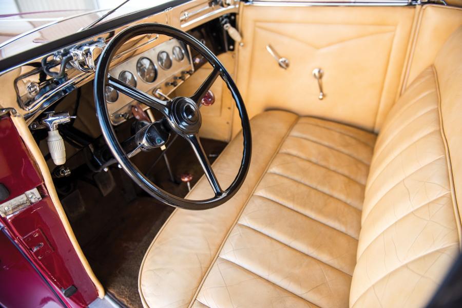 Интерьер Auburn 8-100A Custom Dual Ratio Cabriolet 1932 года  (фото 21 из 35)